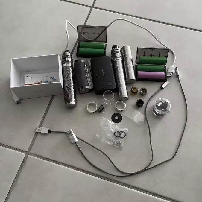 6 box / 2 Clearo Zeus / 6 piles / 2 colis / liquide et accessoires
