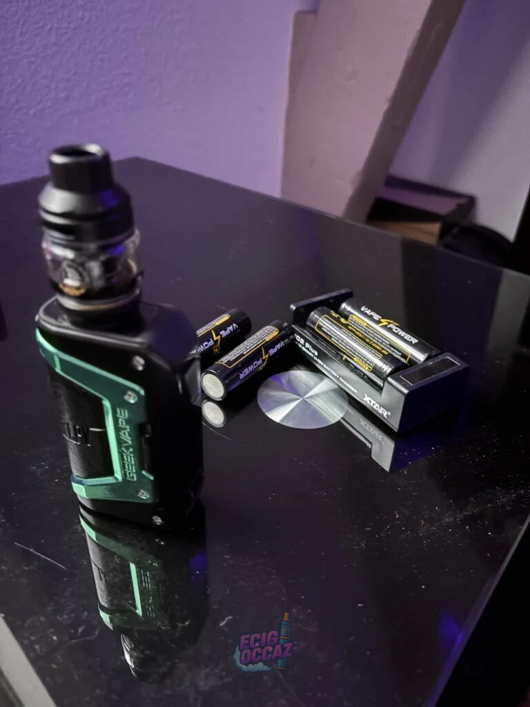 geekvape l200 + chargeur accus + goûts