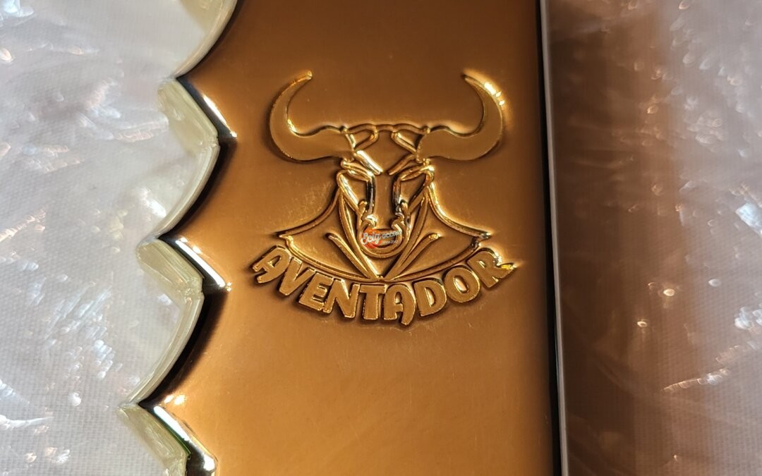 Box AVENTADOR plaqué or Wild Bulls Productions