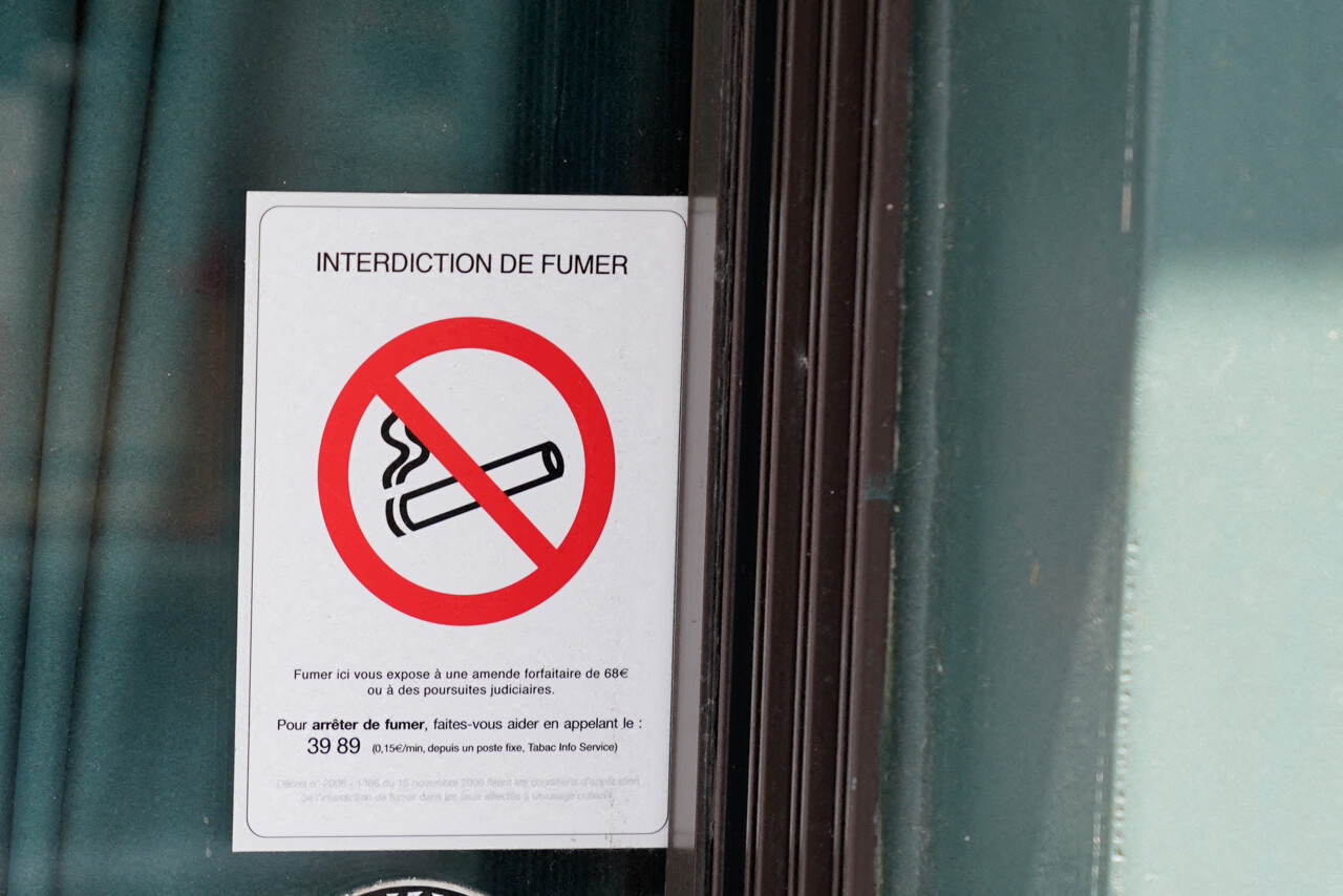 découvrez les enjeux et impacts de l'interdiction des arômes dans les produits du tabac : objectifs, conséquences pour les fumeurs et mesures adoptées pour lutter contre le tabagisme.