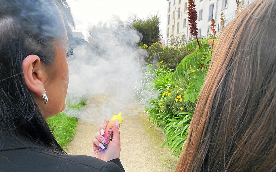 découvrez tout ce que les buralistes doivent savoir sur les puffs : réglementation, conseils de vente et sélection des meilleures marques pour satisfaire votre clientèle.