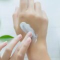 découvrez comment les crèmes au cbd peuvent soulager naturellement l’eczéma : bénéfices, conseils d’utilisation et choix des meilleurs produits pour apaiser irritation et démangeaisons de la peau.