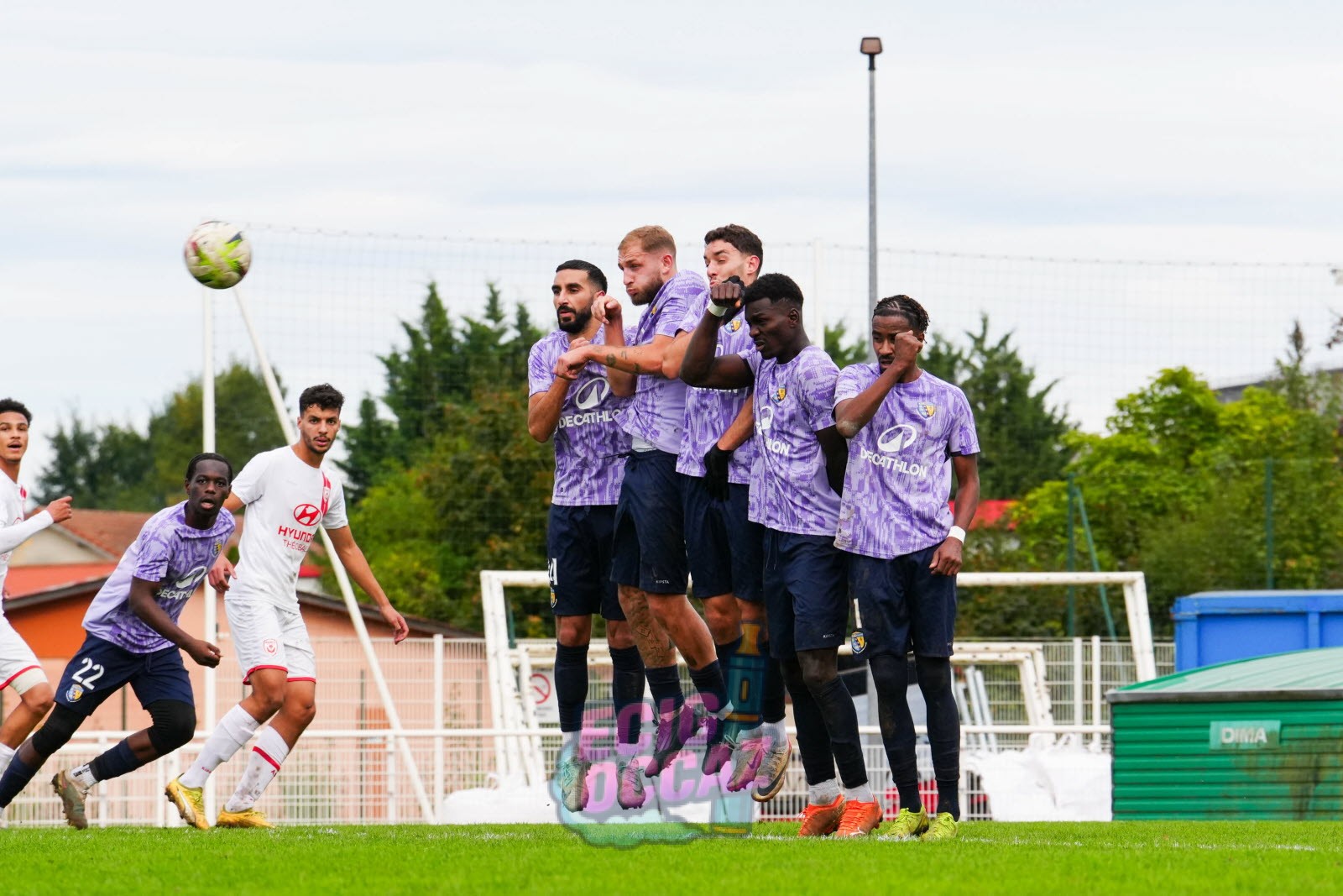 découvrez pourquoi certains footballeurs choisissent la cigarette électronique, ses impacts sur leur performance et comment elle s'intègre dans leur quotidien sportif.