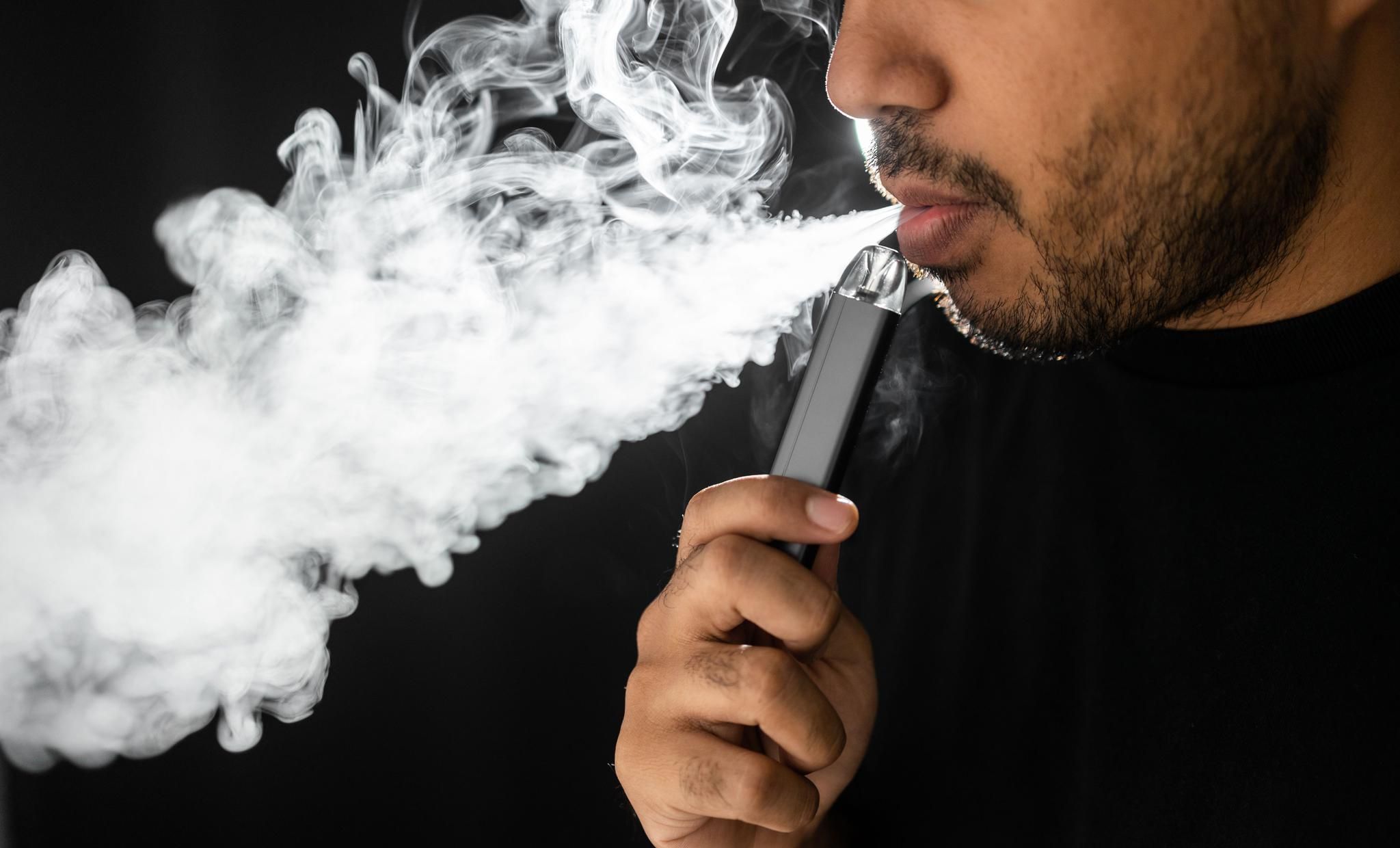 découvrez la position d'emmanuel macron sur la cigarette électronique, son impact potentiel sur la santé publique et les mesures envisagées par le gouvernement français.