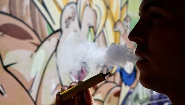 découvrez les différences entre le vapotage et le tabagisme, leurs impacts sur la santé, ainsi que les avantages et inconvénients de chaque méthode pour arrêter de fumer.