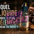 Illustration d’un flacon d’e-liquide saveur tabac posé sur une table en bois sombre, entouré de feuilles de tabac, d’une pipe fumante et d’accessoires évoquant le tabac classique, avec le titre « Quel e-liquide évoque le plus fidèlement la saveur du tabac ?