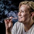 découvrez si l'utilisation de la cigarette électronique provoque jaunitement des doigts, ses causes possibles et comment prévenir ce phénomène.