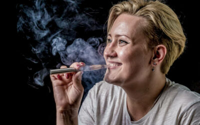 La cigarette électronique : cause-t-elle aussi les doigts jaunes comme le tabac traditionnel ?