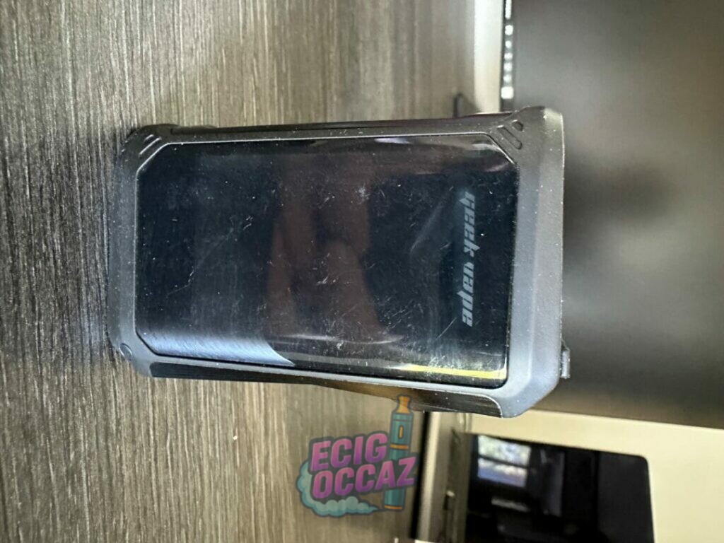 Box GeekVape Aegis X 200W avec grand écran, boîte et câble