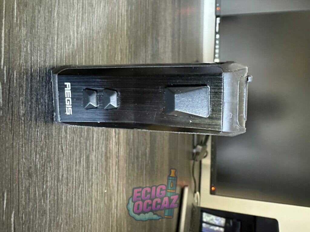Box GeekVape Aegis X 200W avec grand écran, boîte et câble