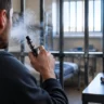 Illustration IA : Cigarette électronique en prison : ce que la France permet