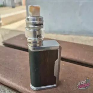 Lost Vape Thelema Solo (100W, fonctionnant avec un accu 18650 ou 21700) surmonté d'un clearomiseur subohm (type clearomiseur Centaurus ou équivalent).