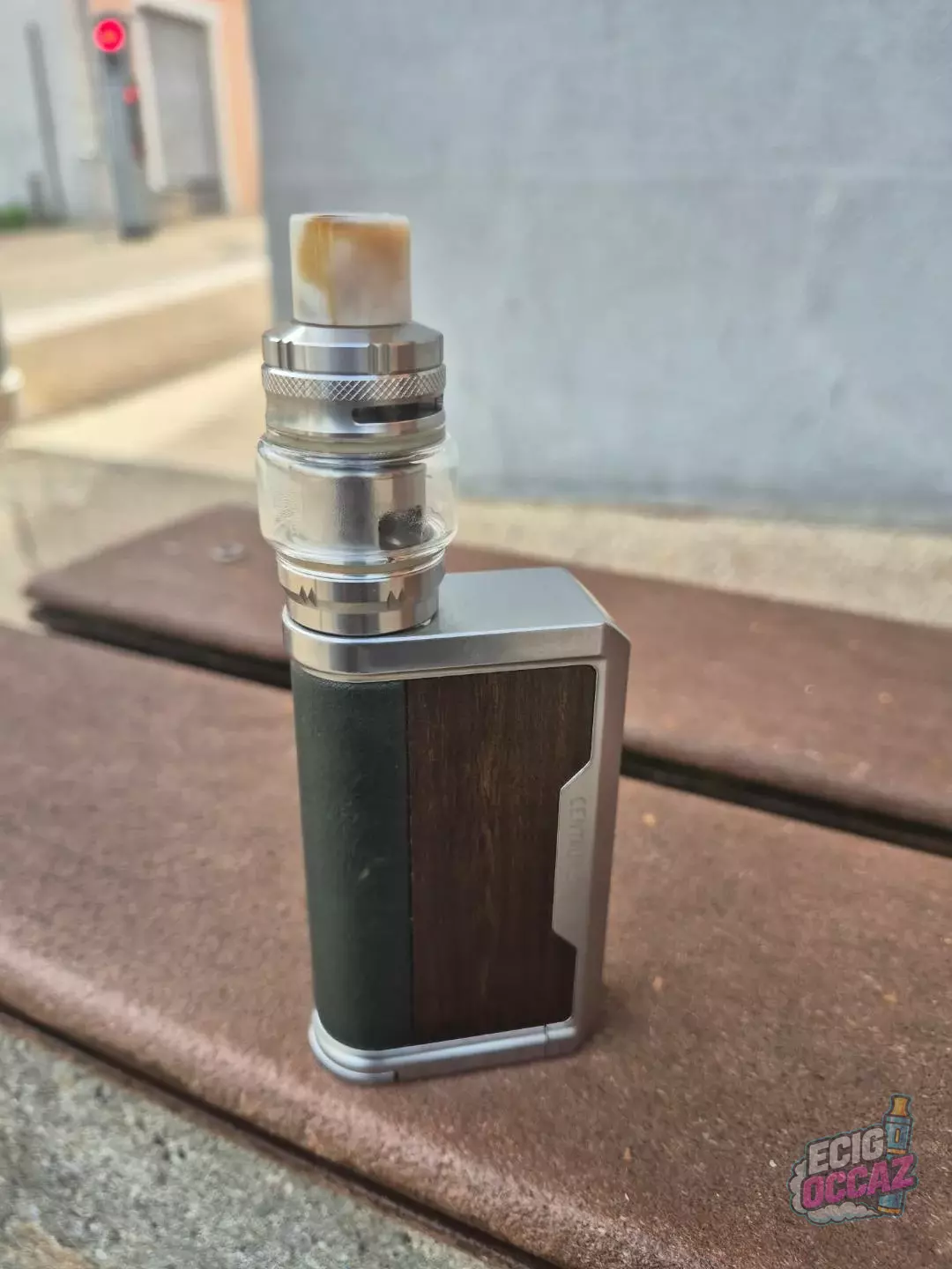 Lost Vape Thelema Solo (100W, fonctionnant avec un accu 18650 ou 21700) surmonté d&rsquo;un clearomiseur subohm (type clearomiseur Centaurus ou équivalent).