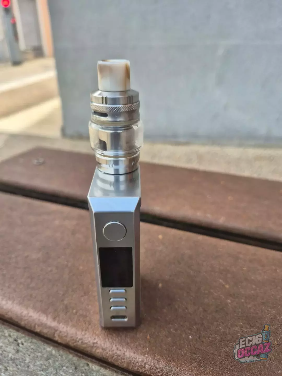 Lost Vape Thelema Solo (100W, fonctionnant avec un accu 18650 ou 21700) surmonté d&rsquo;un clearomiseur subohm (type clearomiseur Centaurus ou équivalent).