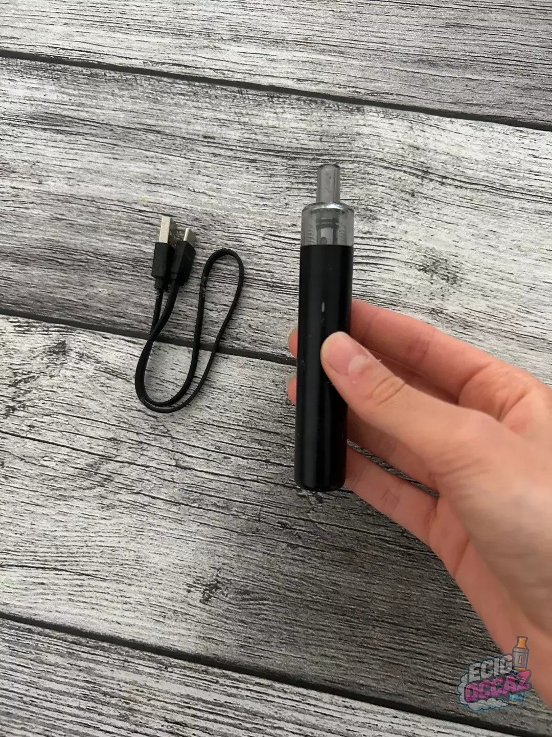 Cigarette éléctronique + câble de recharge + liquide