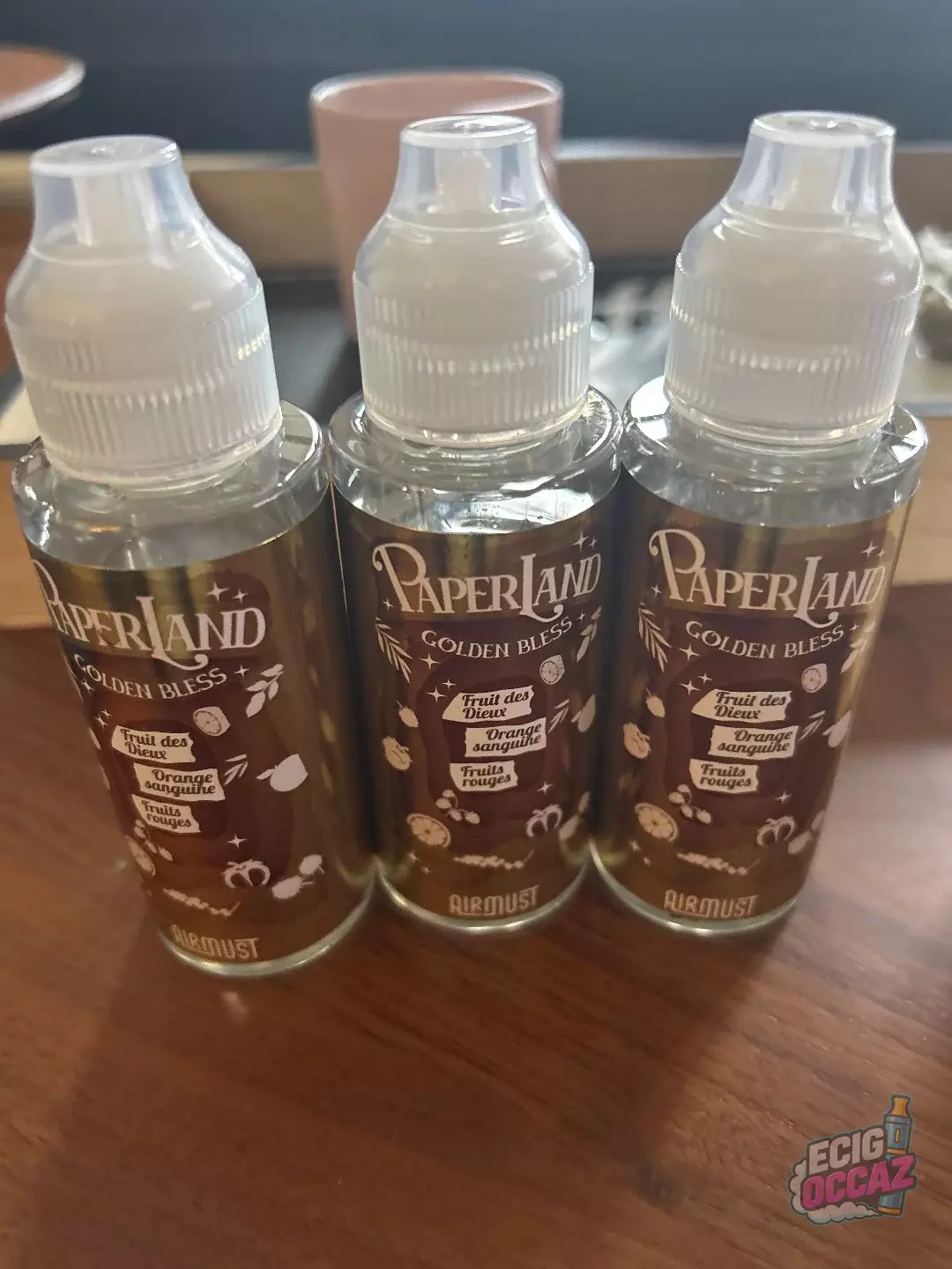 Lot de 3 e-liquides Paperland Golden Bless – 100 ml  Je vends un lot de 3 flacons de e-liquide Paperland Golden Bless – Airmust, saveur orange sanguine et fruits rouges.  * Quantité : 3 flacons de 100mL